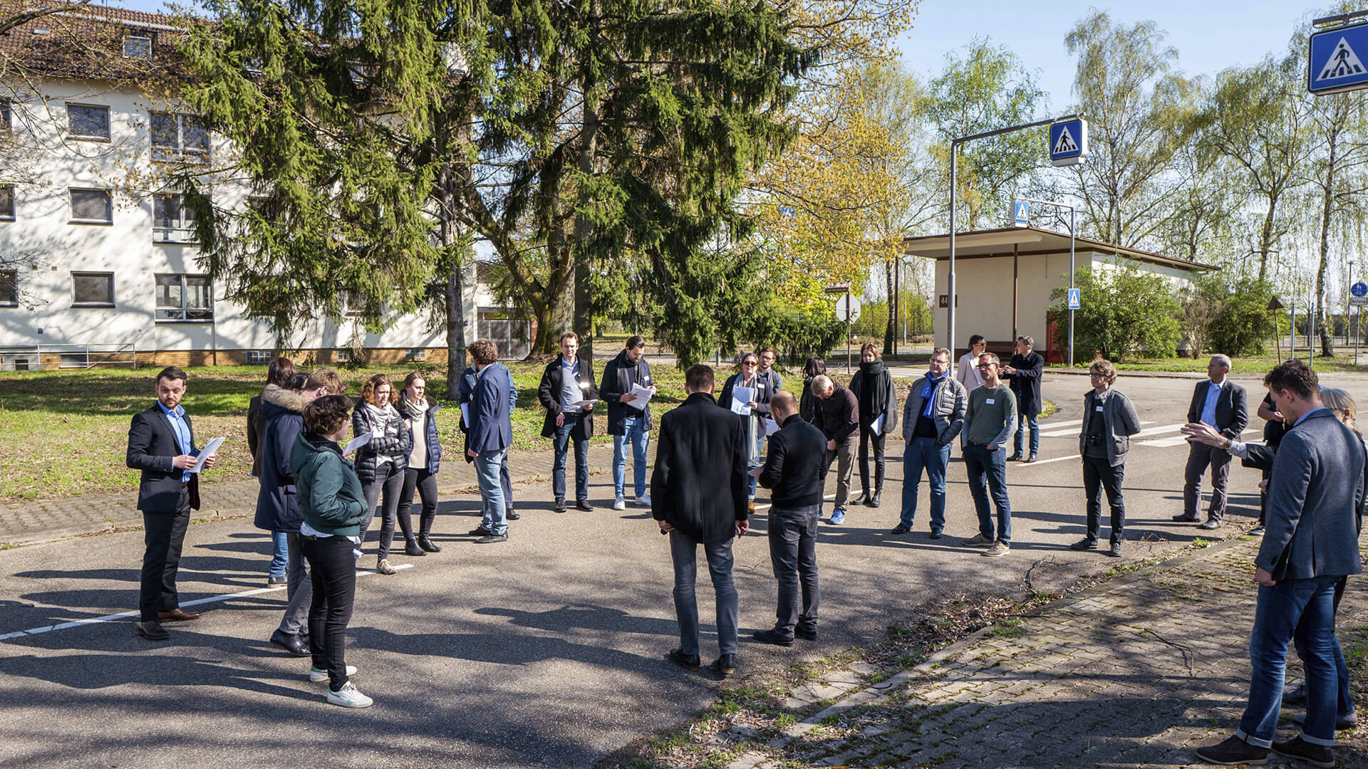 Exkursion auf dem PHV-Gelände im Frühjahr 2019 mit Vertreterinnen und Vertretern von Stadt, Fachplanung und IBA. © Dittmer