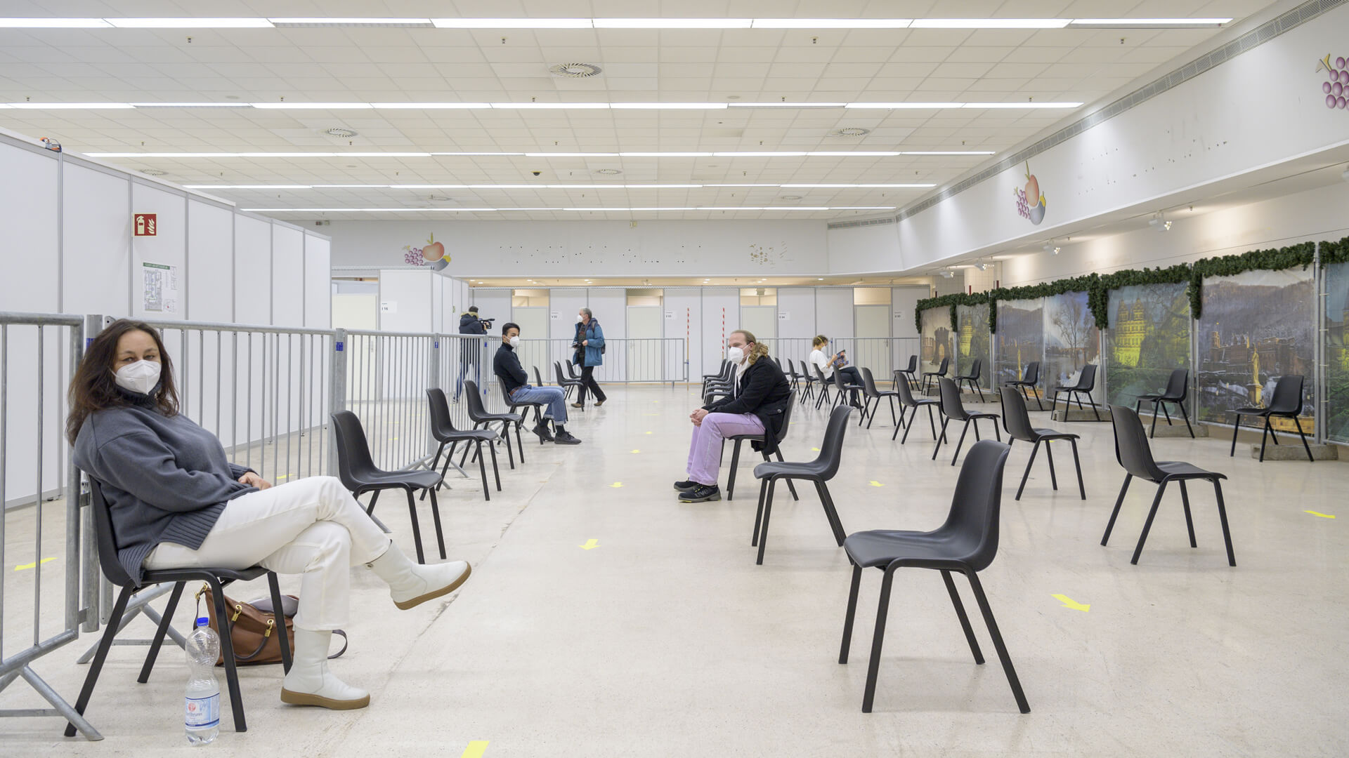 In den Räumen der einstigen „Commissary“, wo früher US-Militärs Lebensmittel einkauften, finden heute Registrierung, Aufklärung und Corona-Impfung statt. © Rothe