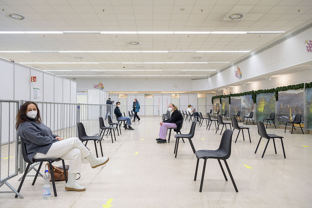 In den Räumen der einstigen „Commissary“, wo früher US-Militärs Lebensmittel einkauften, finden heute Registrierung, Aufklärung und Corona-Impfung statt. © Rothe