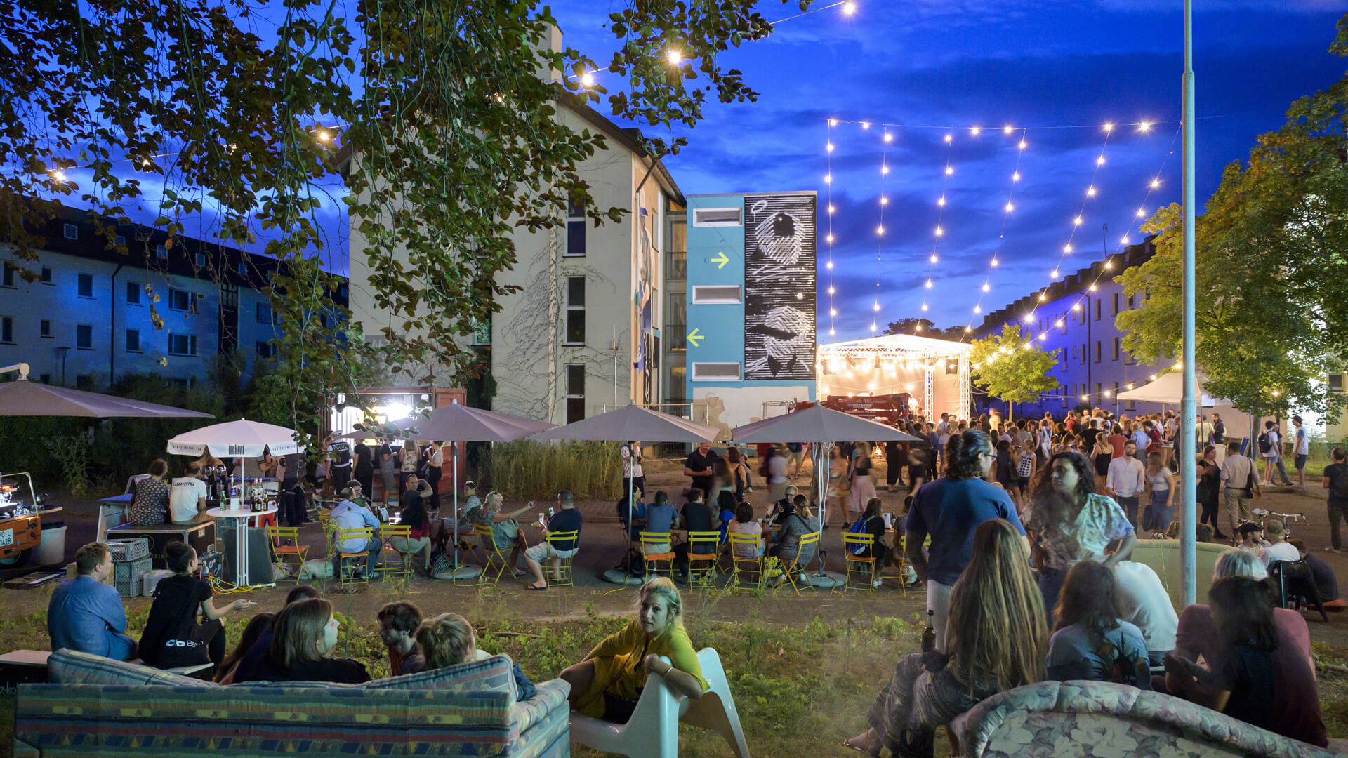 August 2020: Mit Live-Musik, Installationen und Urban Art zieht Metropolink im Corona-Sommer ein großes Festivalpublikum an. Dank eines ausgefeilten Hygienekonzepts konnte das Festival im südlichen Teil von PHV stattfinden. © Rothe