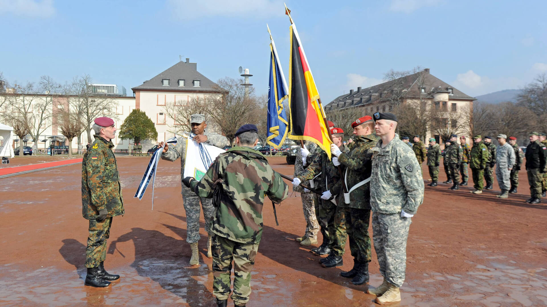 Am 4. März 2013 wird das Hauptquartier der „Allied Force Command Heidelberg“ mit einem Appell und dem Einholen der Flagge in den Campbell Barracks aufgelöst. Am 6. September 2013 wird Patrick-Henry-Village als Wohnsiedlung des US-Militärs offiziell geschlossen. © Imago